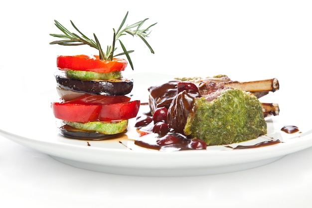 kucharz dekorujący danie